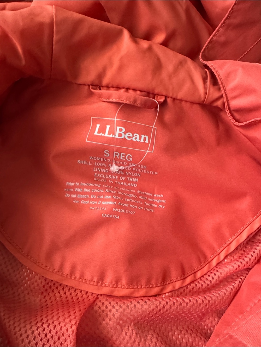 L.L. Bean Women's Coral-Red Ski Jacket A few lights stains…shown)